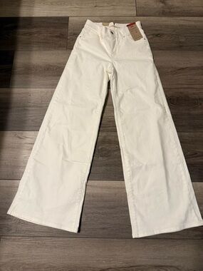 Levi's White High-Rise Jeans with Leather Patch